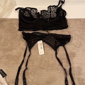 New3pc set lingerie in a beautiful black lace